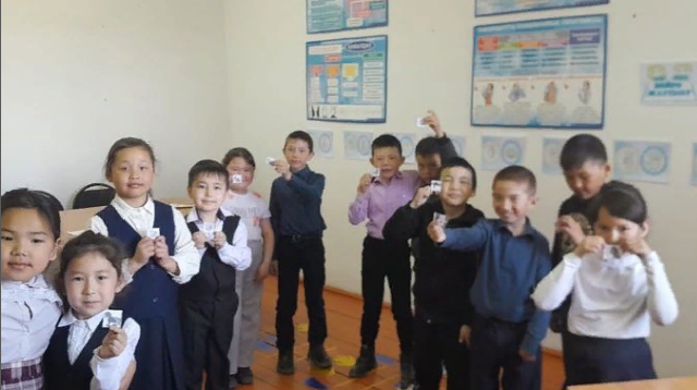 «Өндіріс орта мектебі»КММ-де 6 сәуір күні 2 - сыныптың оқушыларының ойлауын, зейінін, жылдамдығын,оқушылар арасындағы қарым-қатынасын дамыту мақсатында мнемотехника әдісі қолдануда «Жұбыңды тап», «Ұшты,ұшты» ойындары ойнатылды.