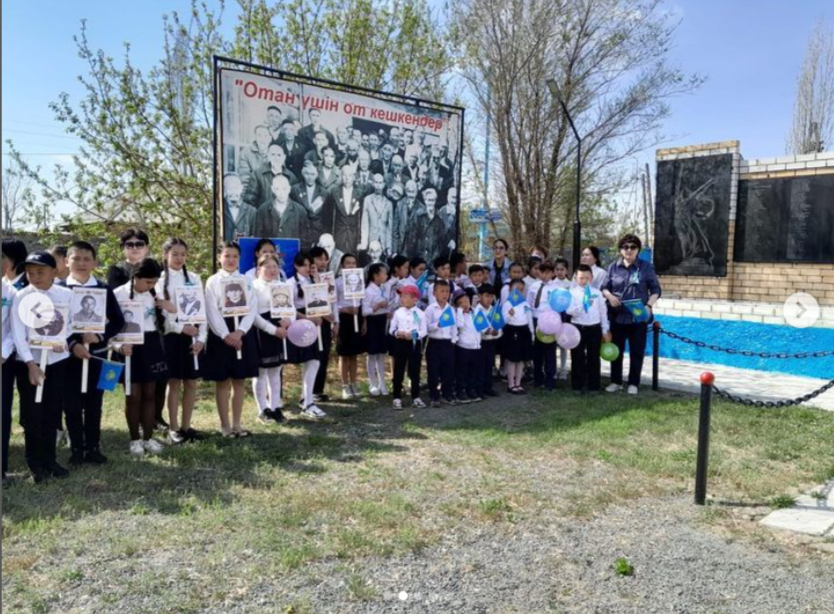 9 мамыр Ұлы жеңістің 78 жылдығы Мектеп жанындағы ескерткіш алаңына гүл шоқтары қойылды. Азаттық үшін жанын қиған ата-бабаларымызға тағзым!